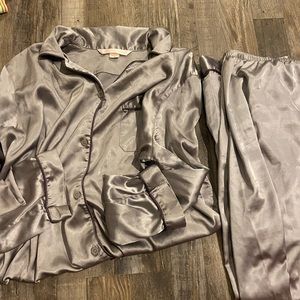 MEDIUM VINTAGE VICTORIA’S SECRET PAJAMA SET